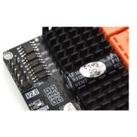 Zbliżenie na część sterującą i zasilającą modułu