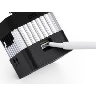 Zbliżenie na użycie kabla 6pin z kamerą